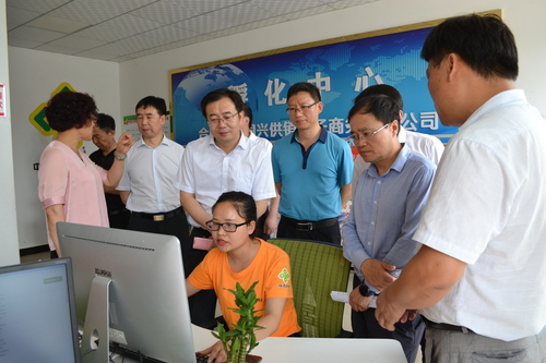 工作人员介绍平台运营情况.JPG